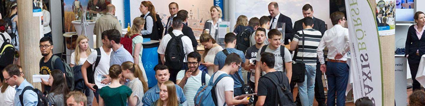 Menschen auf einer Messe
